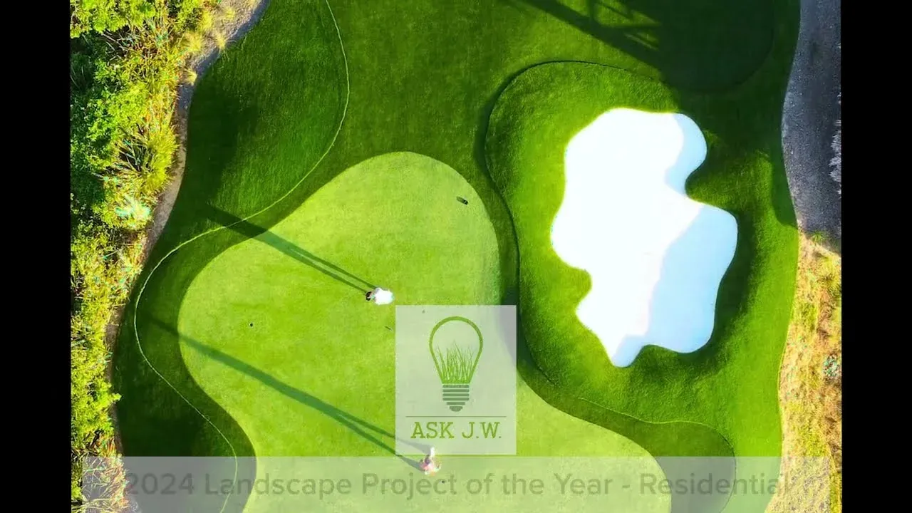 La residencia premiada en Costa Rica: un green sintético moldeado que rodea la piscina y las plantas